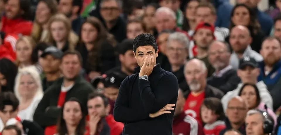 Entrenador observando el partido desde la línea lateral