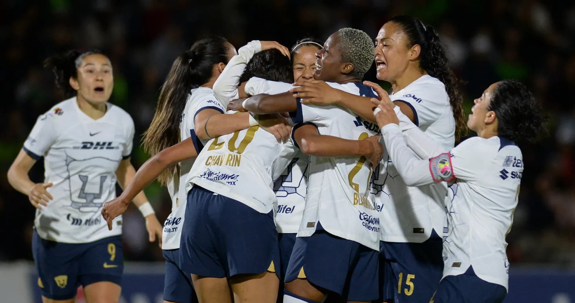 Jugadoras de Pumas celebrando un gol