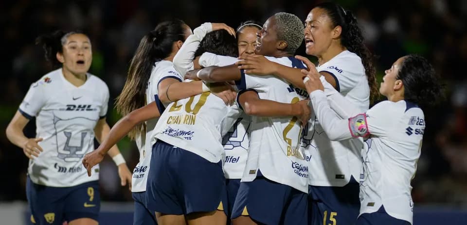 Jugadoras de Pumas celebrando un gol