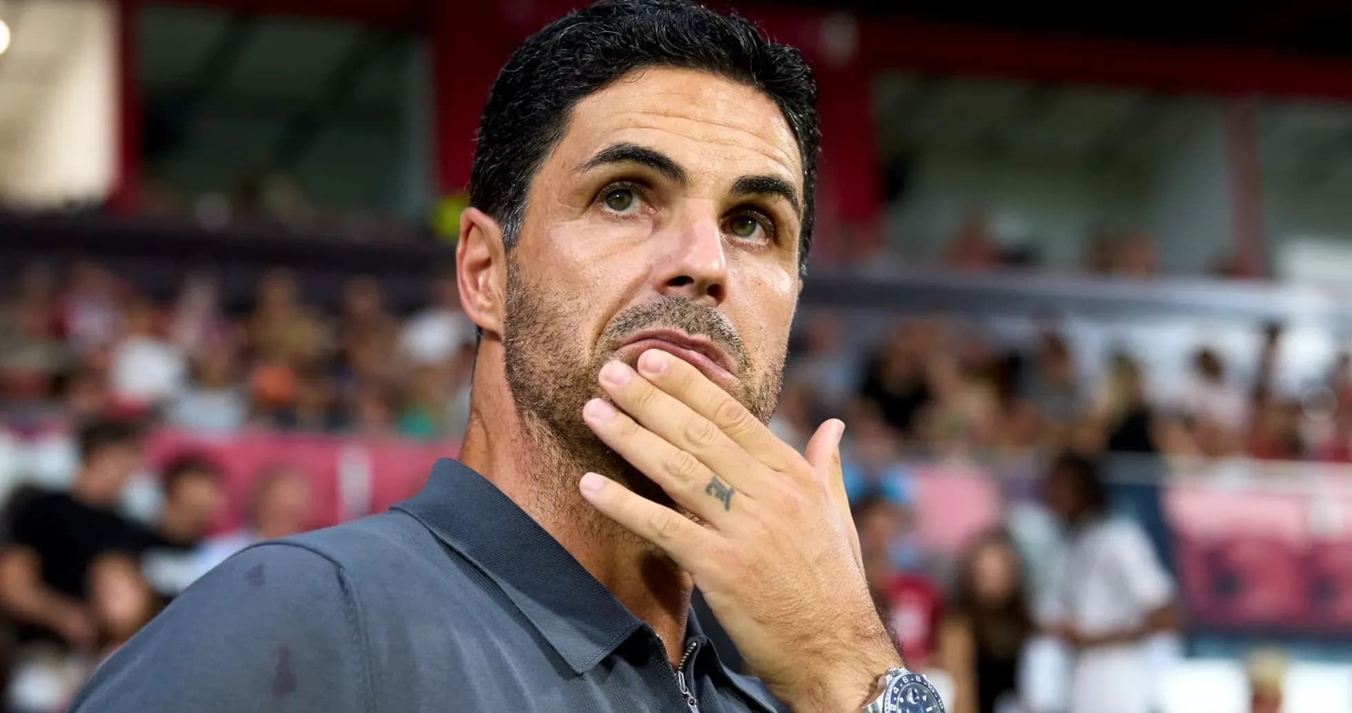 Entrenador observando el partido desde la línea lateral
