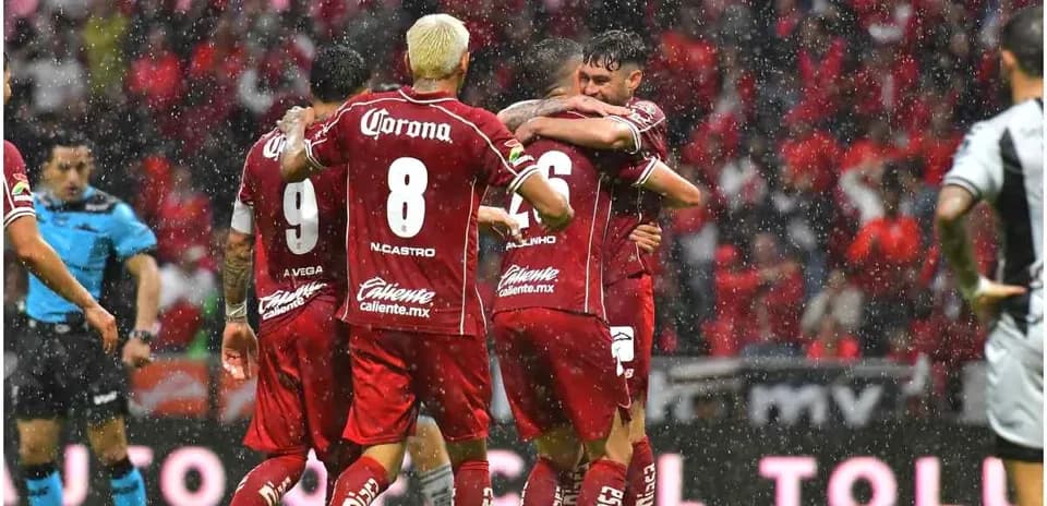 Jugadores de Toluca celebrando un gol