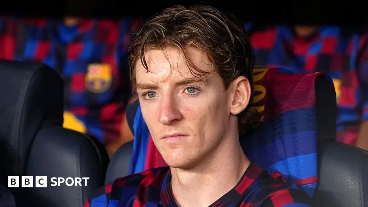 Jugador sentado en el banquillo durante el partido