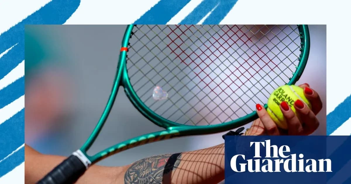 Jugador sosteniendo una raqueta y una pelota de tenis