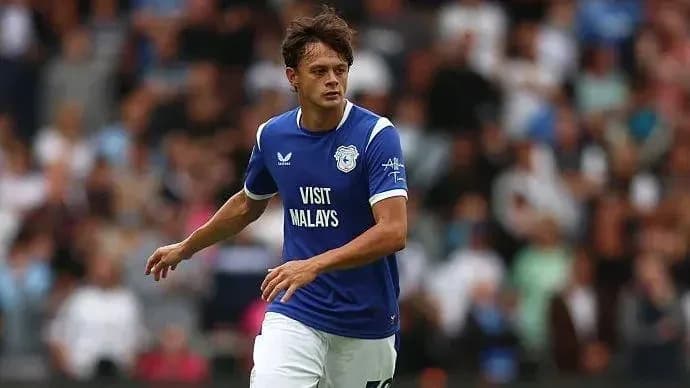 Jugador de Cardiff City corriendo en el campo
