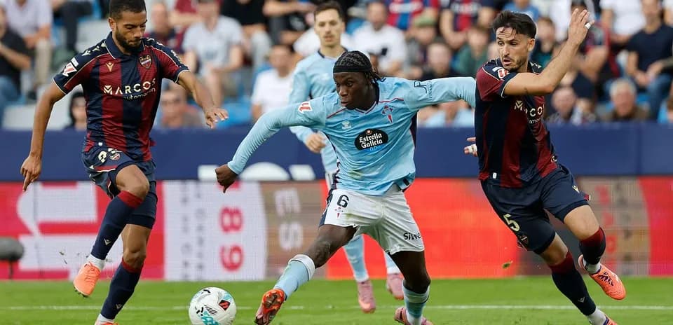 Celta Vigo y Levante en acción durante el partido