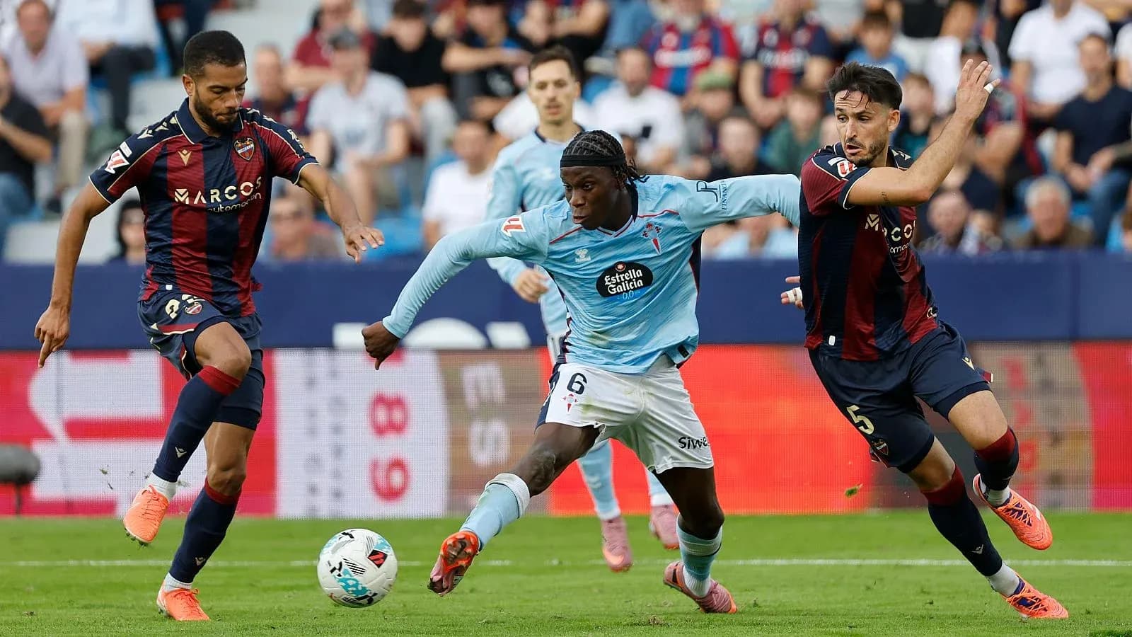 Celta Vigo y Levante en acción durante el partido