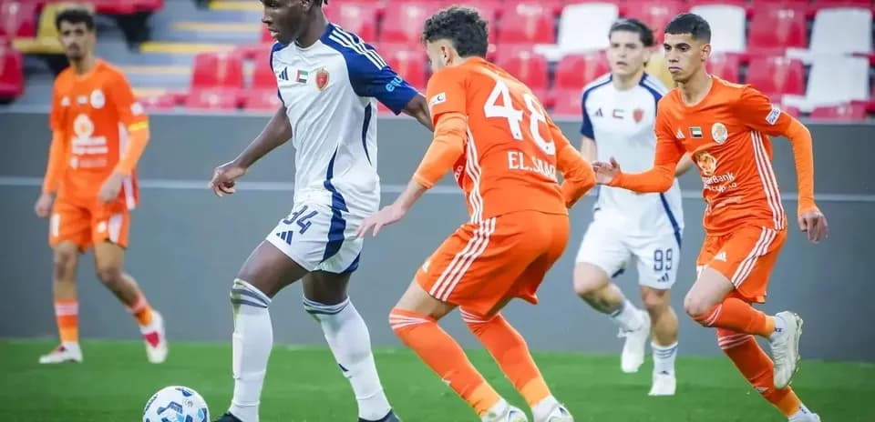Jugador driblando en partido Khorfakkan U23 vs Al Sharjah U23