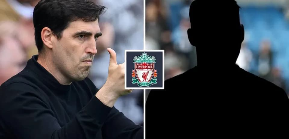 Entrenador gesticulando con el logo de Liverpool