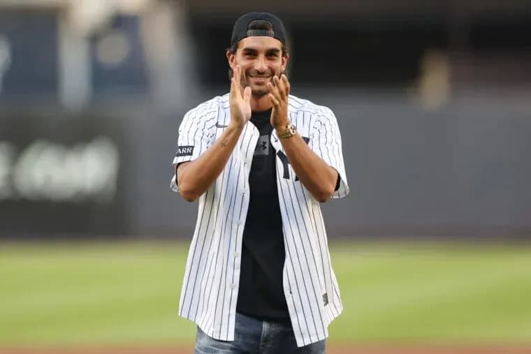 Persona aplaudiendo en el campo de béisbol