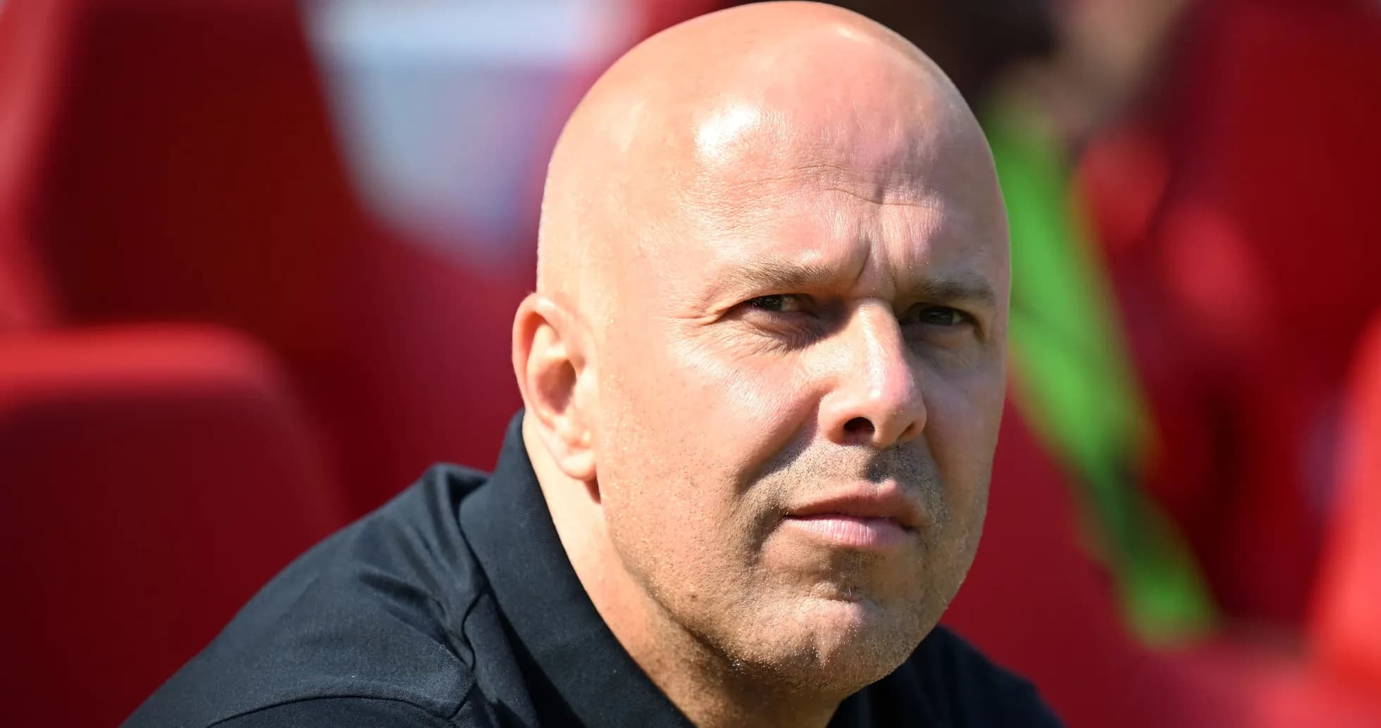 Entrenador observando desde el banquillo del estadio