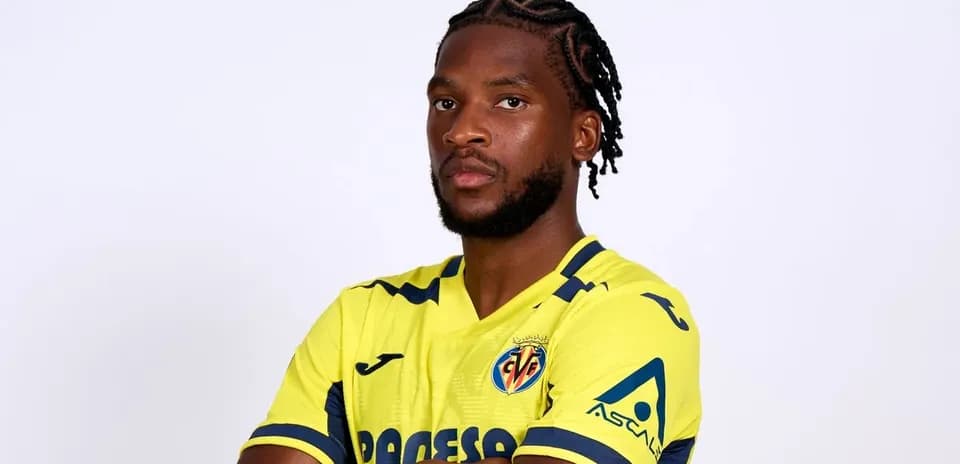 Jugador con camiseta amarilla de Villarreal posando