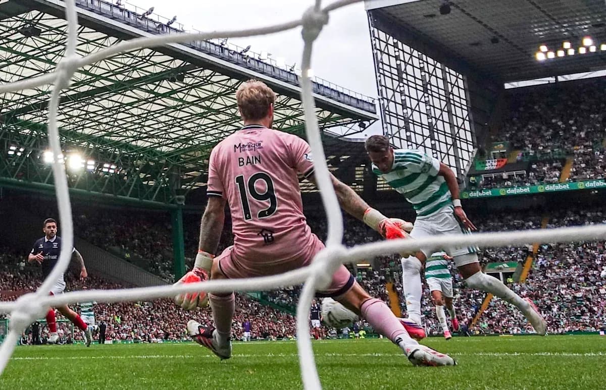 Jugador de Celtic disparando mientras el portero Bain se prepara