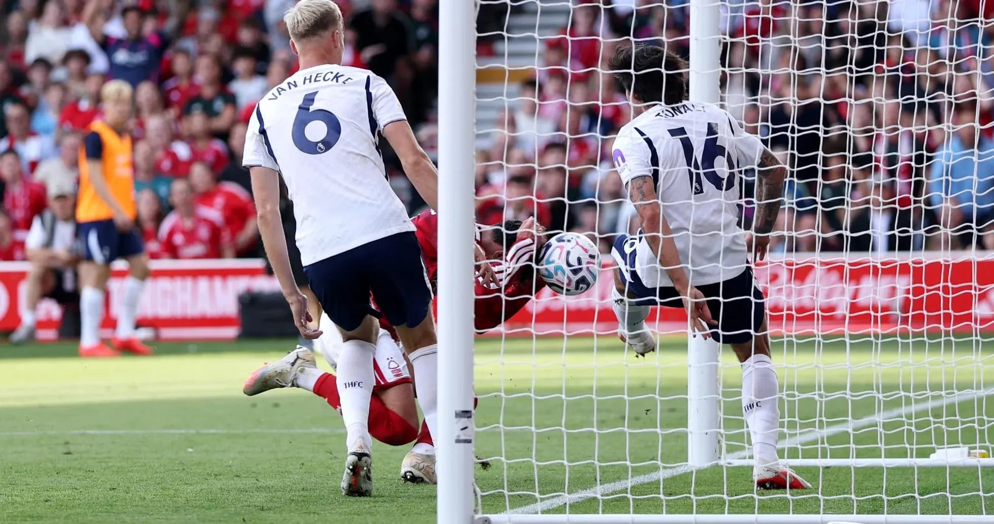 Jugadores de Nottingham Forest y Tottenham en acción