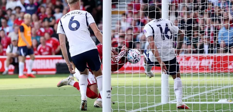 Jugadores de Nottingham Forest y Tottenham en acción