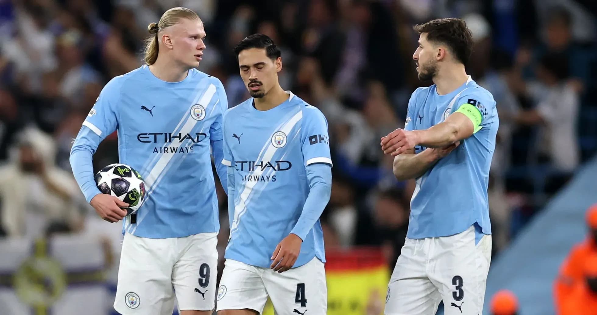 Jugadores de Manchester City en el campo tras jugada