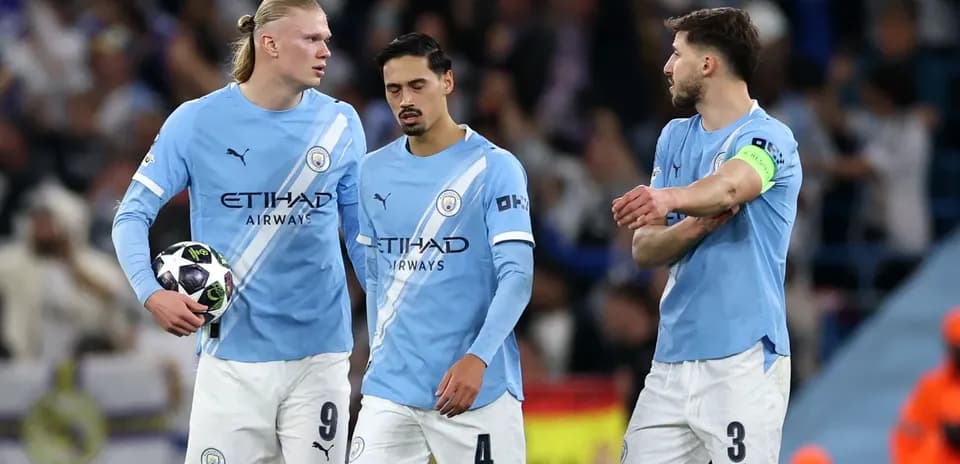 Jugadores de Manchester City en el campo tras jugada