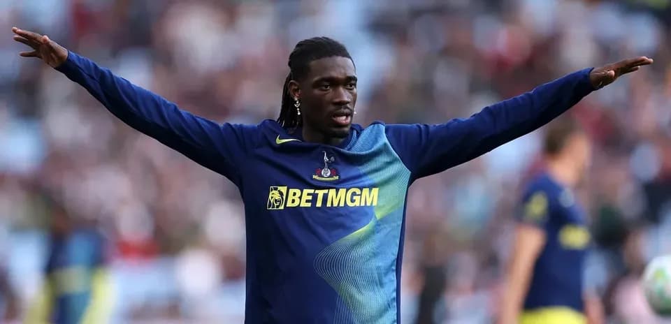 Jugador con brazos extendidos en el campo de fútbol