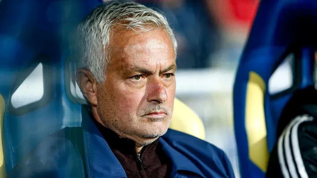 Entrenador sentado en el banquillo durante el partido