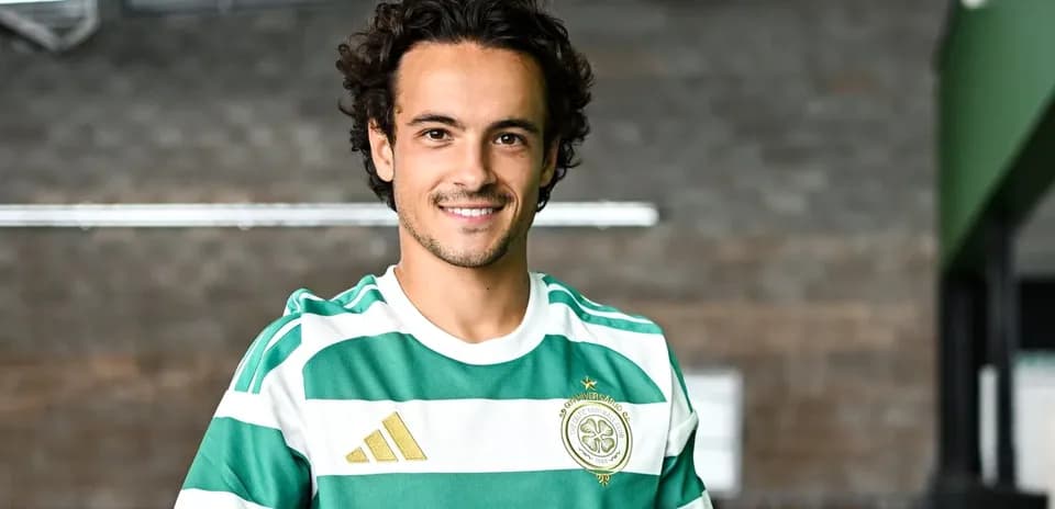 Jugador sonriendo con camiseta de Celtic FC