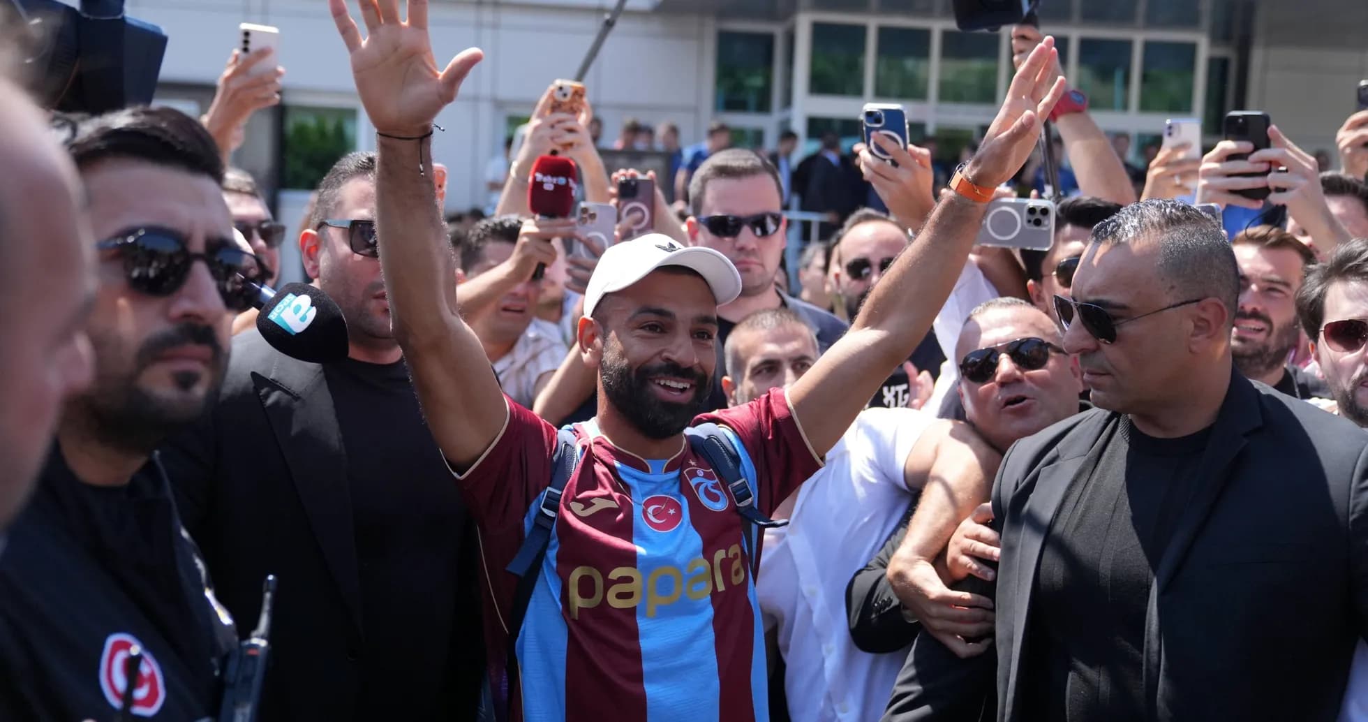 Jugador saludando a los aficionados en la llegada
