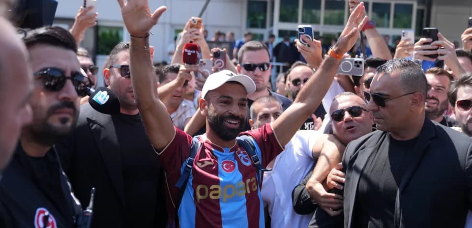 Jugador saludando a los aficionados en la llegada