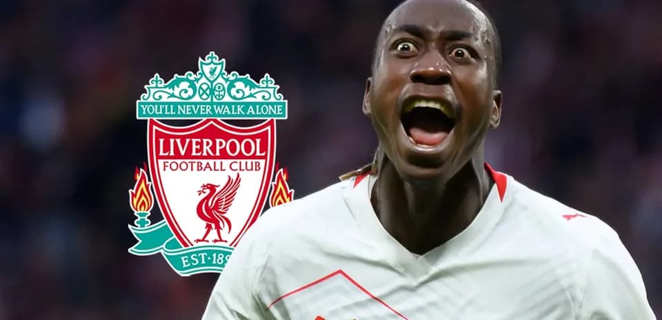 Jugador celebrando un gol con el logo de Liverpool