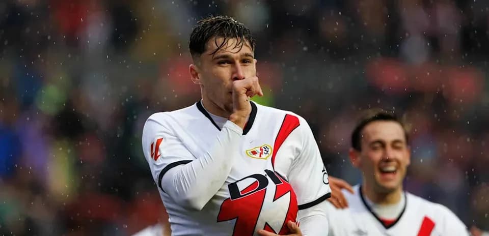 Jugador de Rayo Vallecano celebrando un gol en lluvia