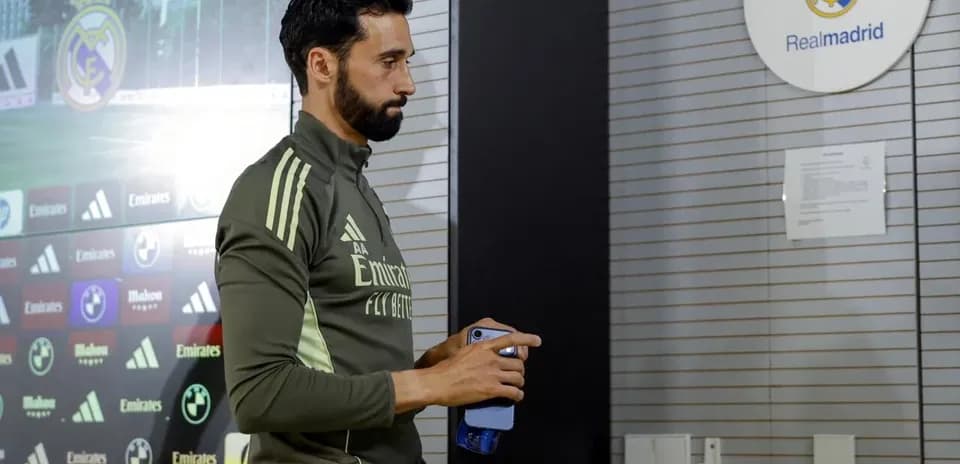 Jugador de Real Madrid entrando a sala de prensa