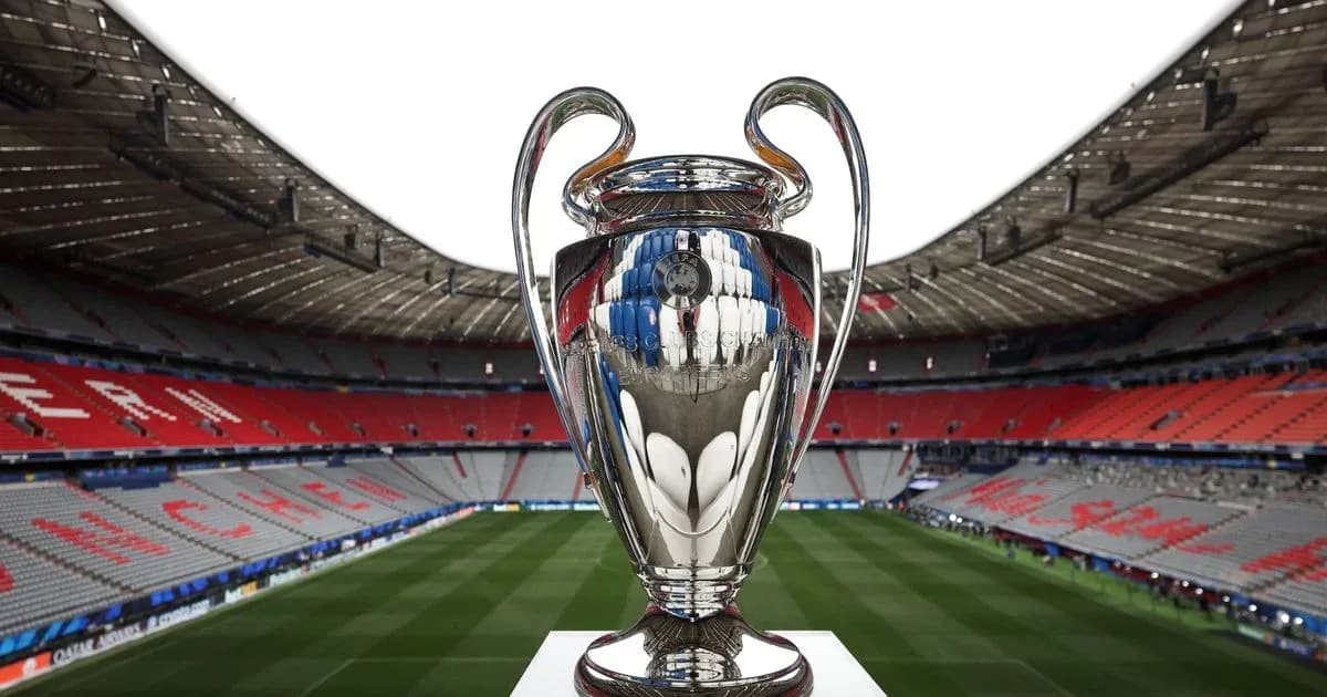 Trofeo de la UEFA Champions League en estadio vacío