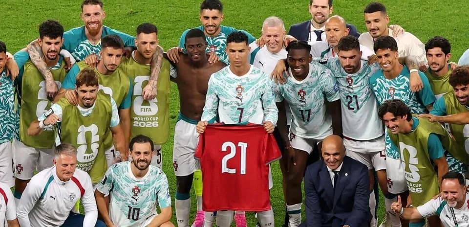 Jugadores de Portugal celebrando con camiseta número 21