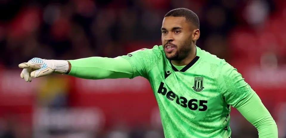 Portero de Stoke City dirigiendo a su equipo