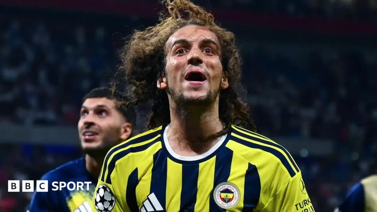 Jugador de Fenerbahçe celebrando un gol en el partido
