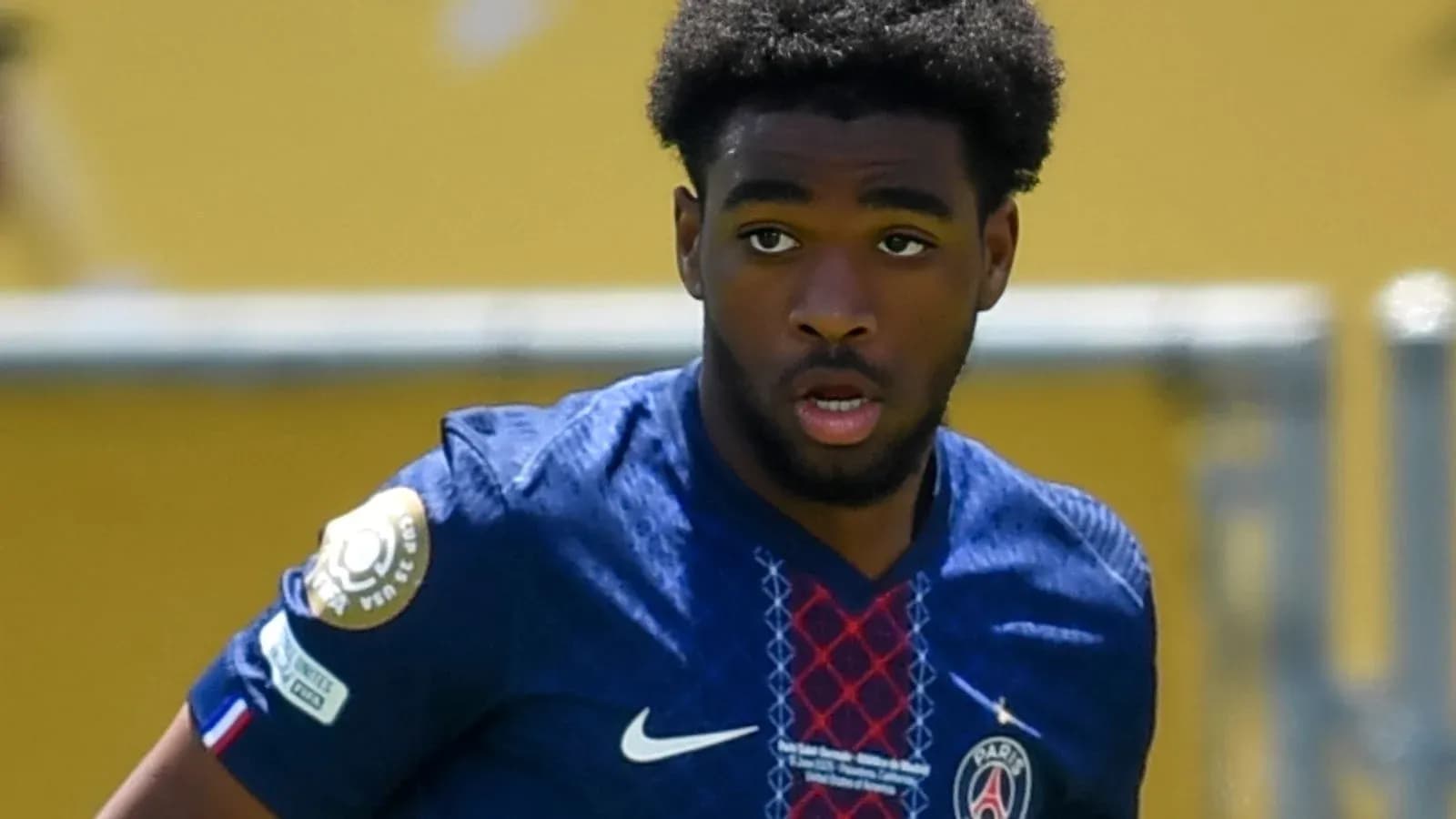 Jugador de PSG corriendo durante el partido