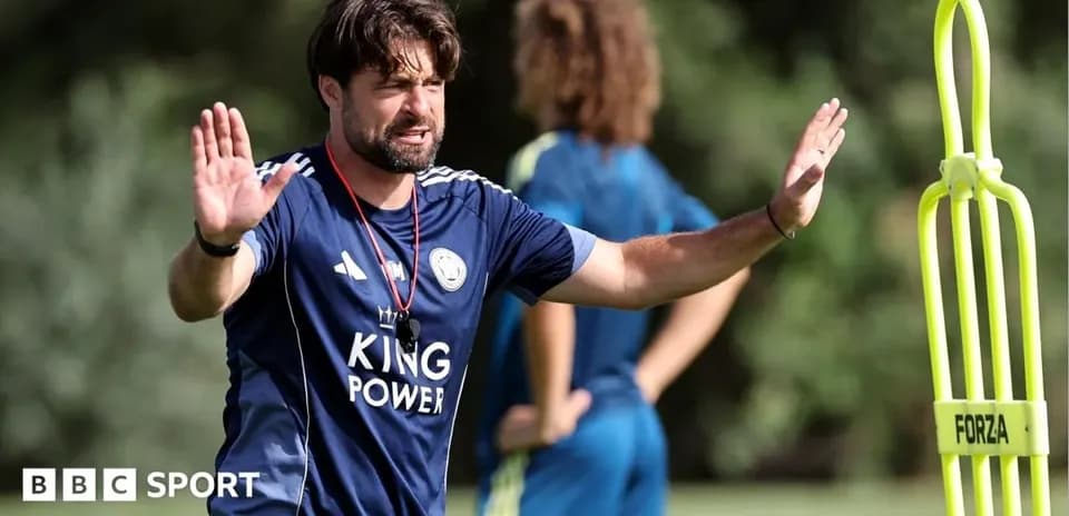 Entrenador dirigiendo la sesión de entrenamiento