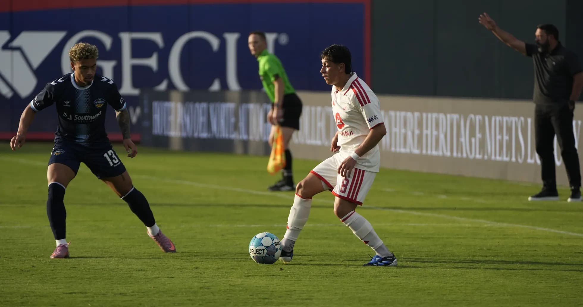 El Paso Locomotive contra Phoenix Rising en el campo