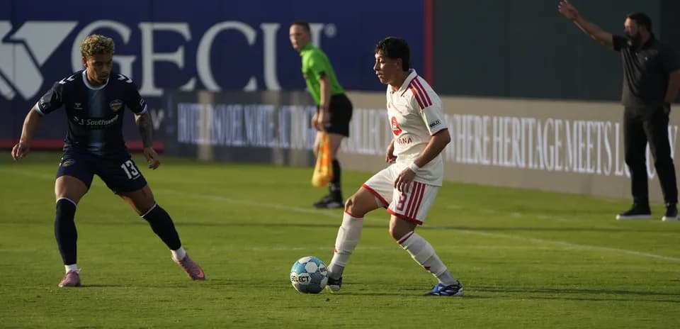 El Paso Locomotive contra Phoenix Rising en el campo