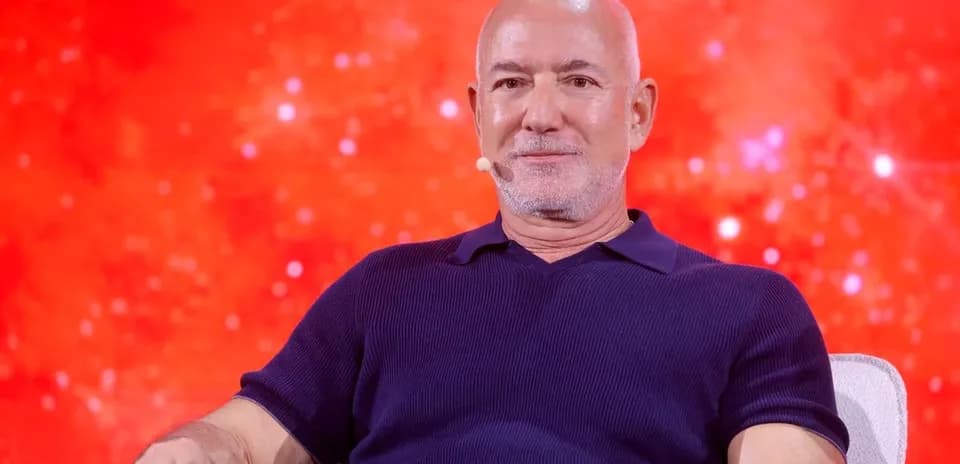 Hombre sentado con fondo rojo durante evento