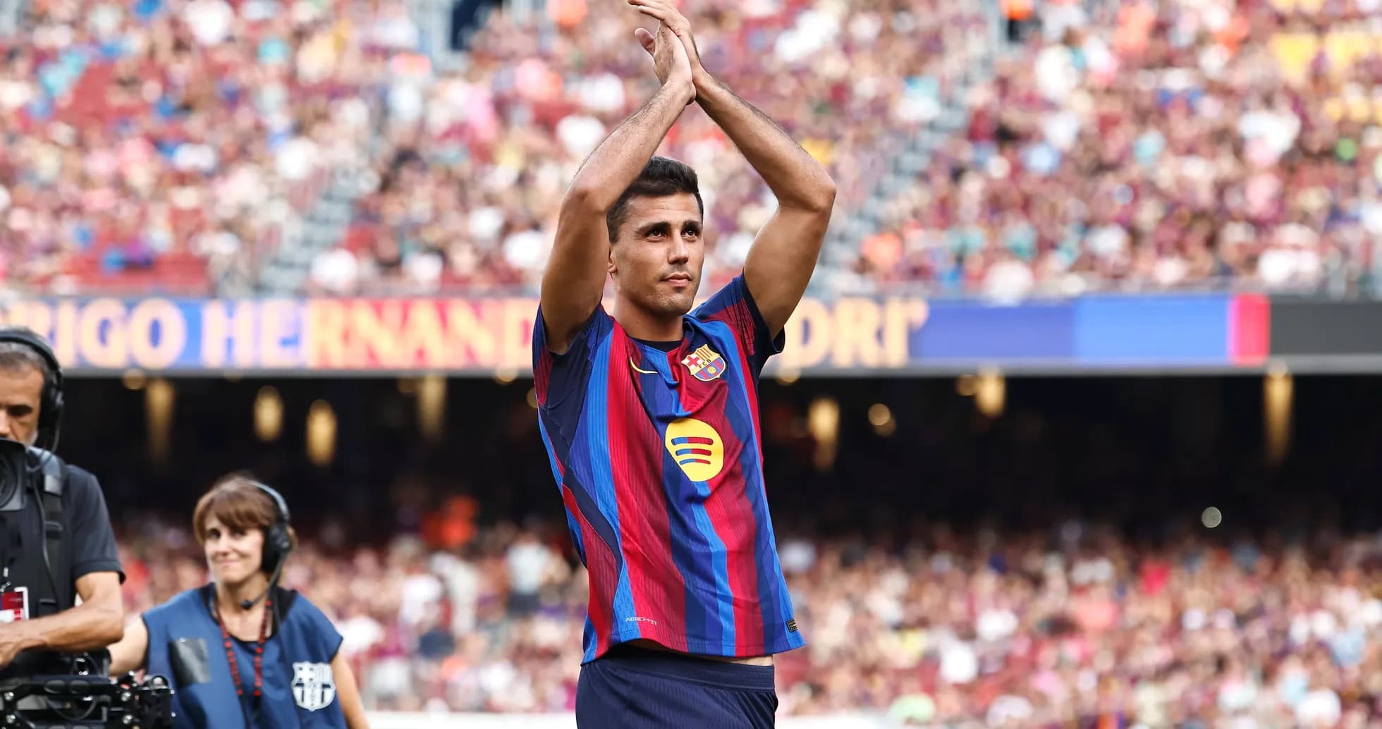 Jugador aplaudiendo a la afición en el estadio