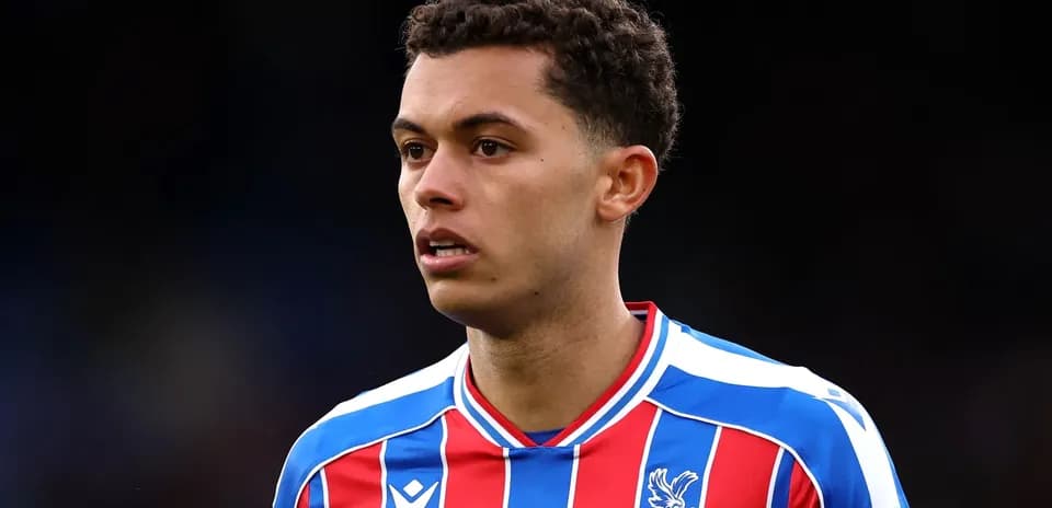 Jugador con camiseta de Crystal Palace en el campo