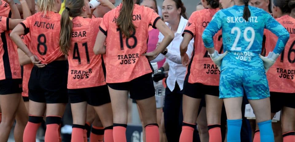 Jugadoras de Bay FC durante un tiempo muerto