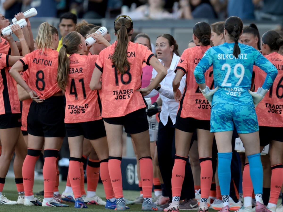 Jugadoras de Bay FC durante un tiempo muerto