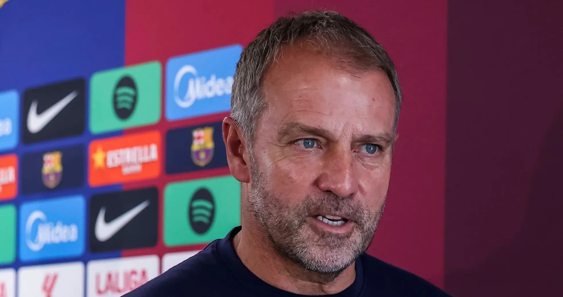 Entrenador hablando en rueda de prensa del Barcelona