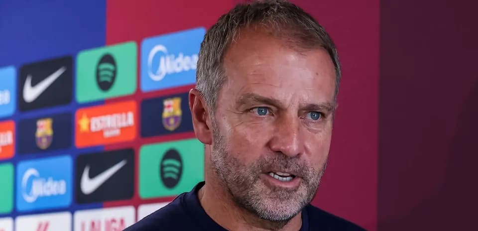 Entrenador hablando en rueda de prensa del Barcelona