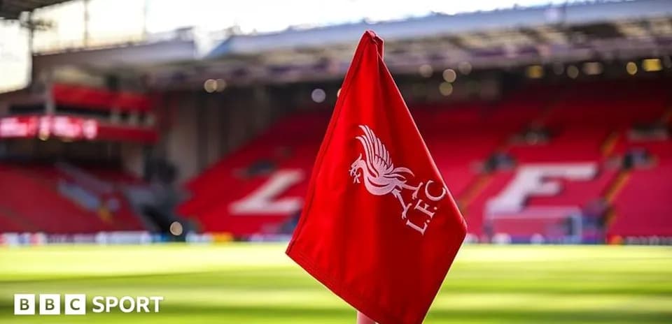 Esquina de campo con bandera de Liverpool FC
