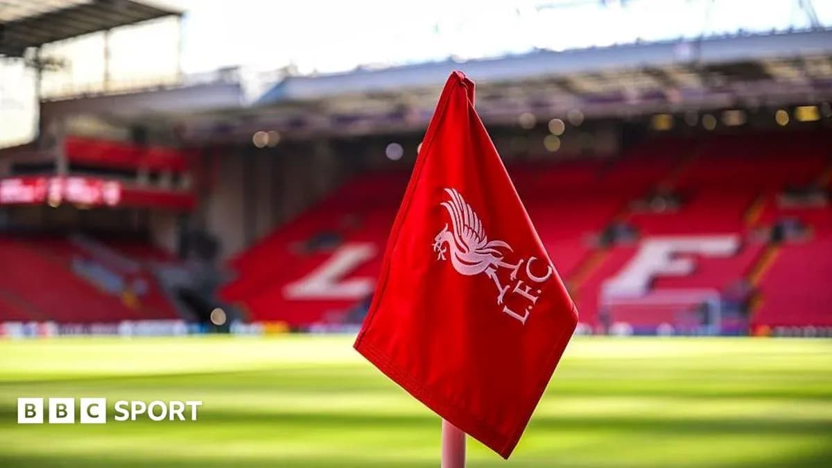 Esquina de campo con bandera de Liverpool FC