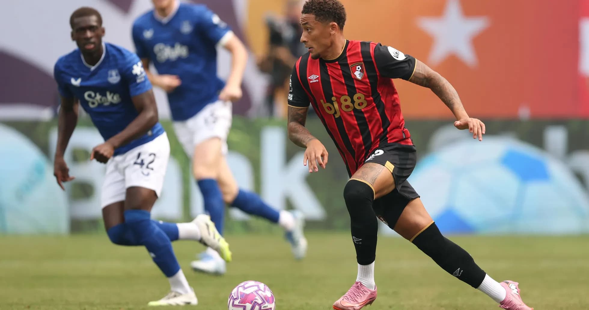 Jugador de Bournemouth driblando con balón en partido
