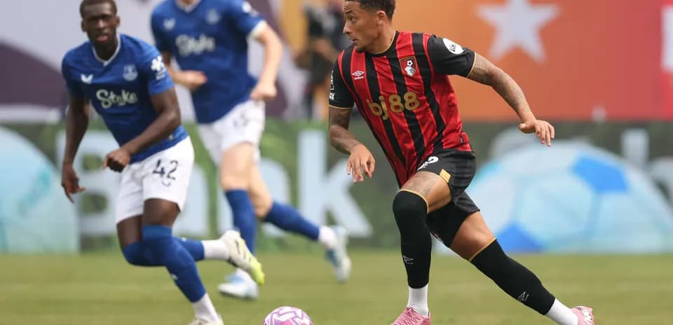 Jugador de Bournemouth driblando con balón en partido