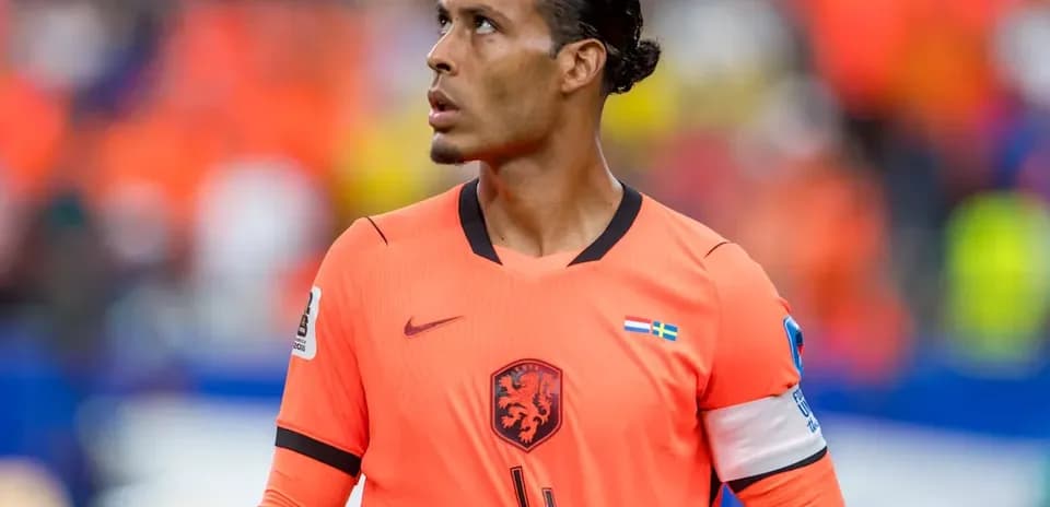 Jugador de fútbol con camiseta naranja durante partido