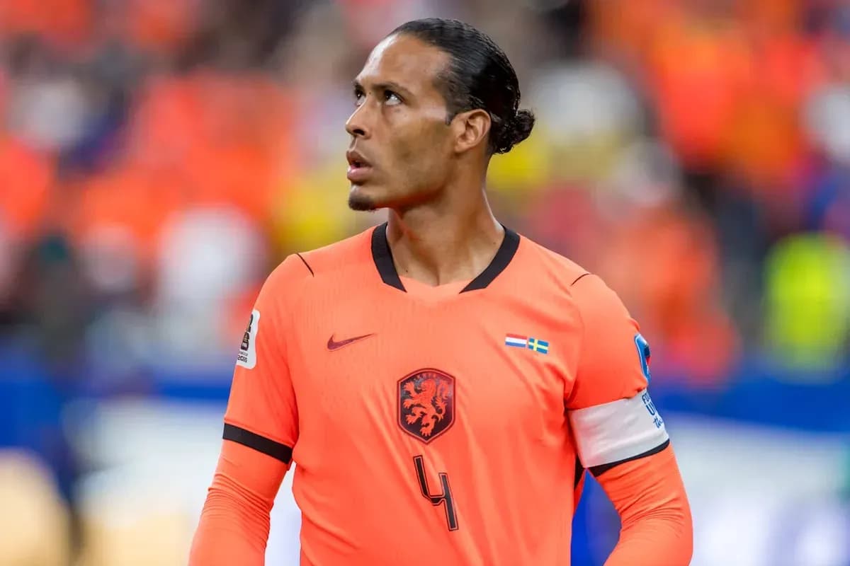 Jugador de fútbol con camiseta naranja durante partido
