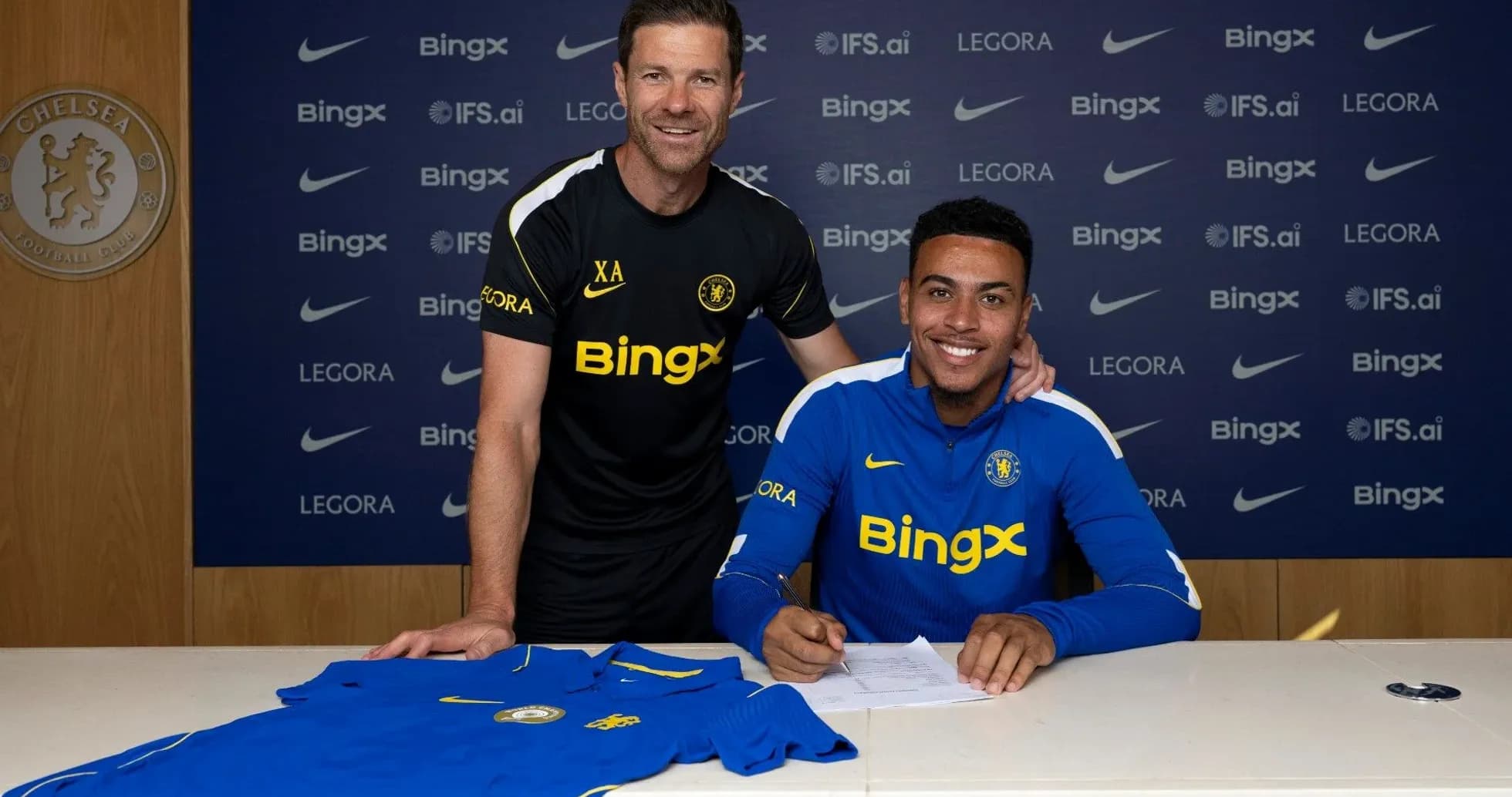 Jugador firmando contrato con Chelsea en conferencia